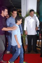 Salman Khan at Prem Chopra_s bash for the success of Sharman Joshi_s film Ferrari Ki Sawaari on 20th June  2012 (50).JPG